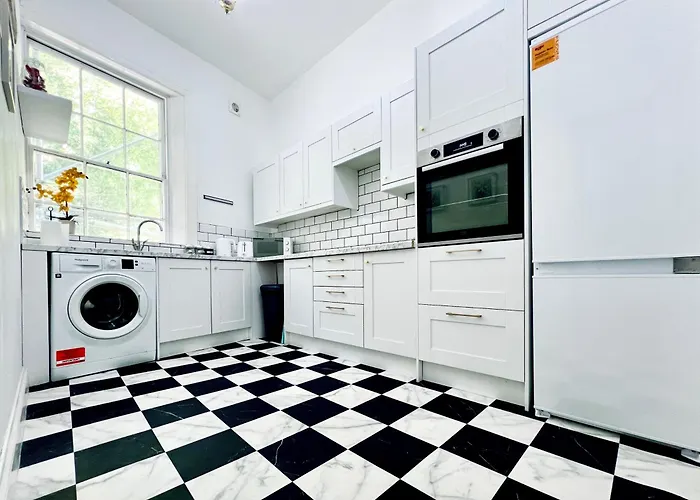 Flat 3 Marine Parade House, 1 East Cliff - Next To Dover Port, White Cliffs, Beach, Castle