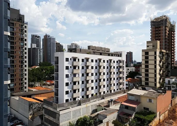 Apto com varanda e ótima localização