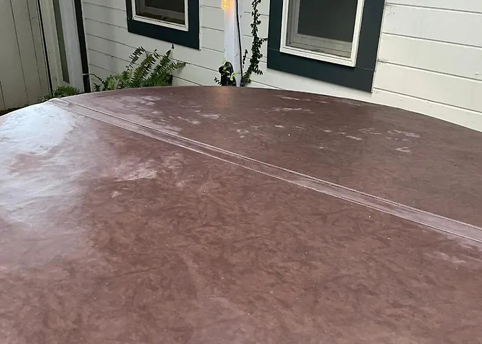 Beautiful Cottage, Hot Tub, In Great Neighborhood