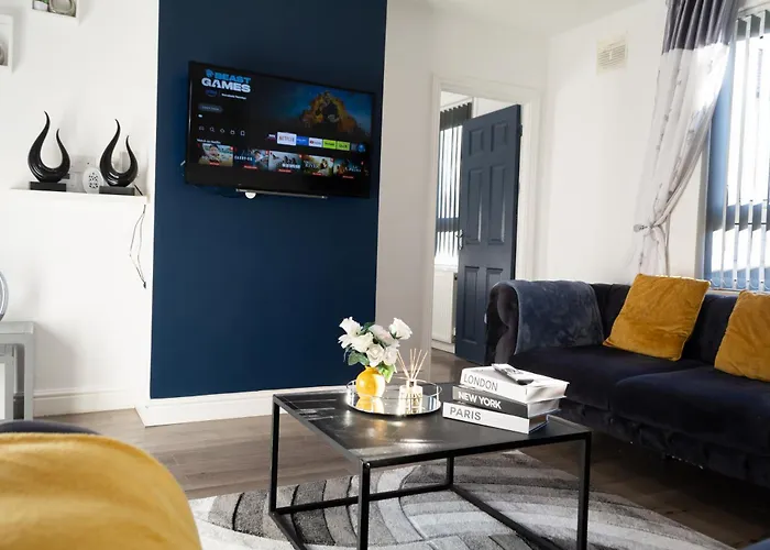 Leicester 3 Bedrooms Homely House Sleeps Seven Comfortably With Three Double Beds And One Single Bed Free Parking On Private Drive For Upto 3 Cars Vans For Business Travellers Contractors And Holiday Goers Near All Major Transport Links