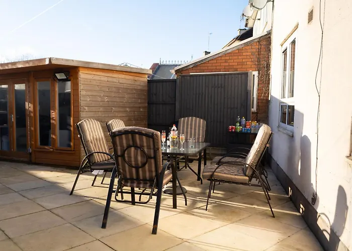 Leicester 3 Bedrooms Homely House Sleeps Seven Comfortably With Three Double Beds And One Single Bed Free Parking On Private Drive For Upto 3 Cars Vans For Business Travellers Contractors And Holiday Goers Near All Major Transport Links