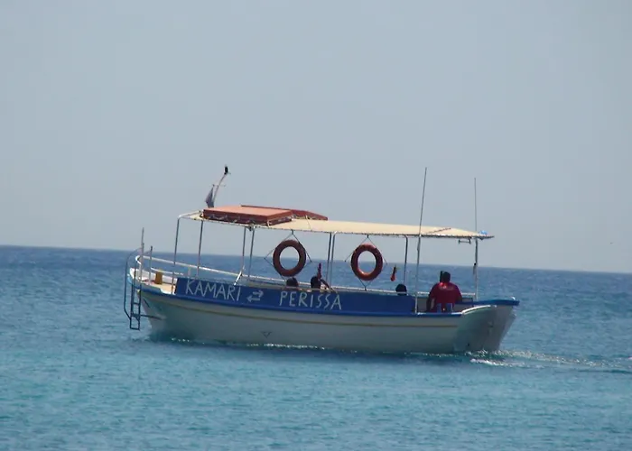 Captain Lazaros Villa: Black Beach Resort with Pool and Sea View