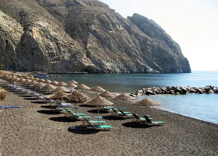 Captain Lazaros Villa: Black Beach Resort with Pool and Sea View