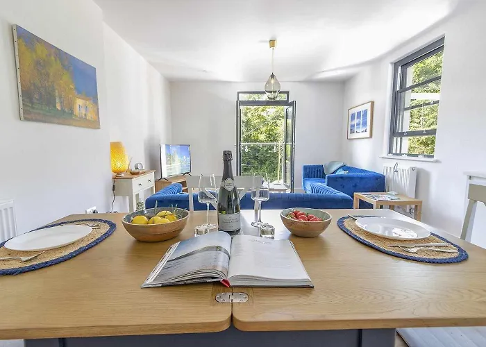 Oystercatcher Number 6 , 2 Bedrooms King Size Bed In Double Room Maidencombe Village