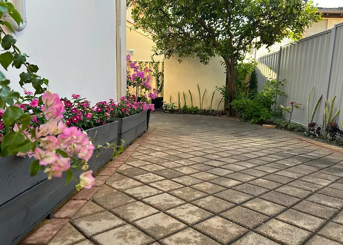 Como Beach Apartments