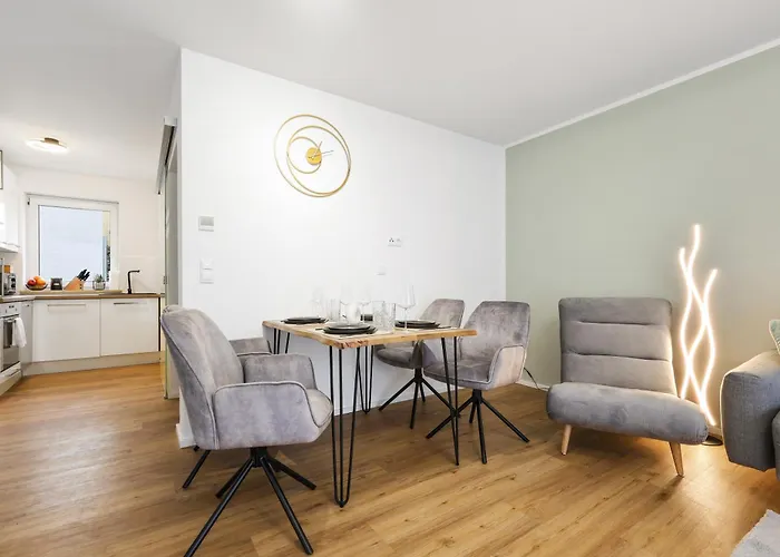 Cruwzo I Modern Centrally Located Apartment With Parking