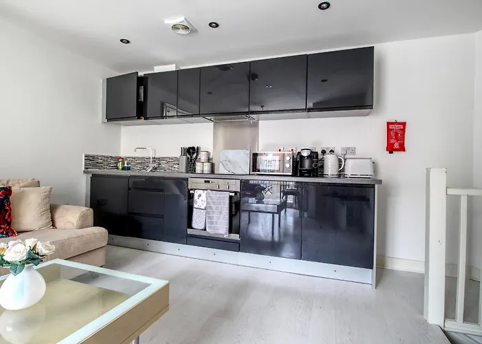 Beautiful 2 Bed House, Central Spot With Free Parking