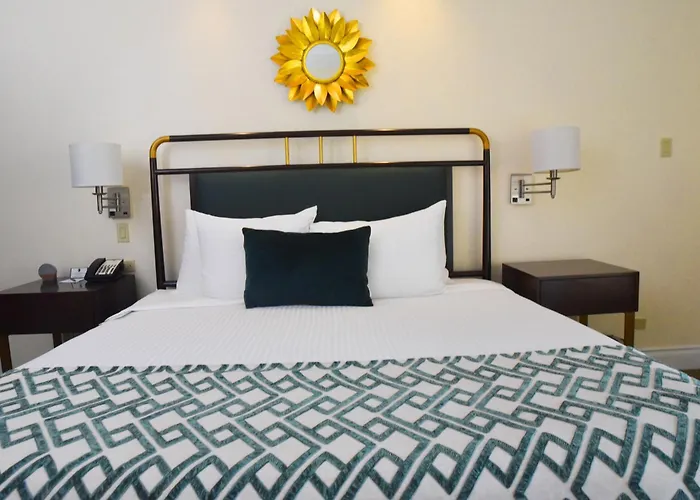 Courtleigh Hotel & Suites