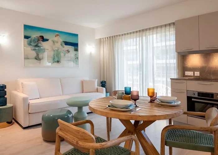 Residence Hoteliere Chambord Au Coeur De Menton - Entierement Renovee