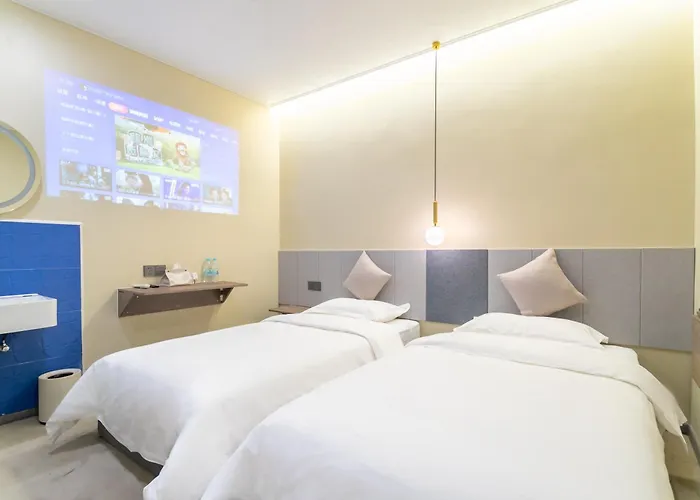 Puzzle Hotel Guangzhou Fenghuang New Village Subway Station