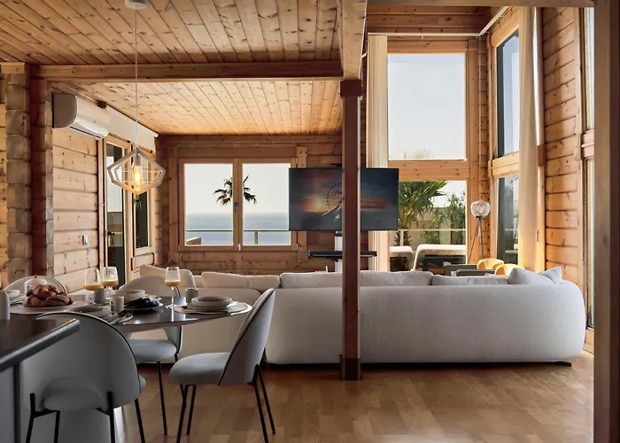 Recien Renovada! Exclusiva Villa De Madera Con Piscina Y Vistas Al Mar