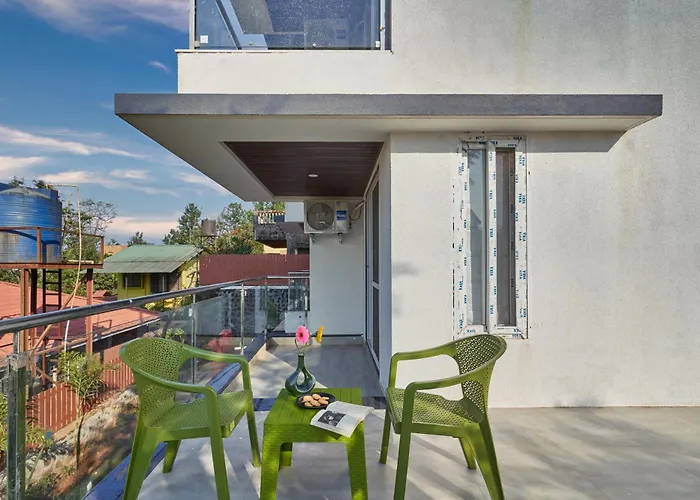 Drizzle Resort With Swimming Pool Near Maapro Garden