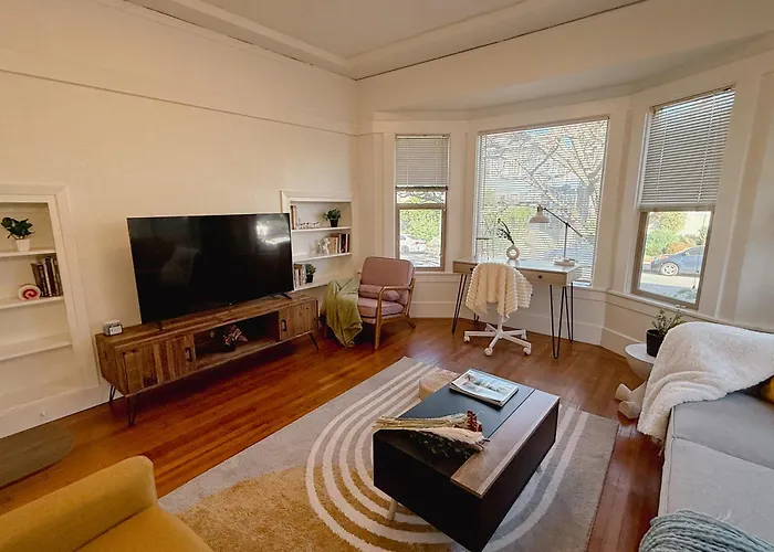 Bright, Modern & Artsy Space