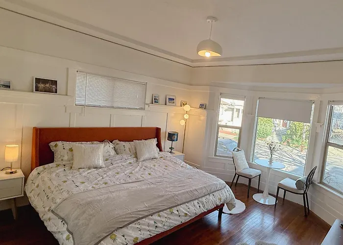 Bright, Modern & Artsy Space