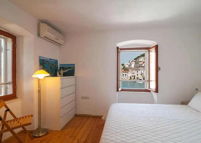 Beautiful Home In Pucisca With House Sea View