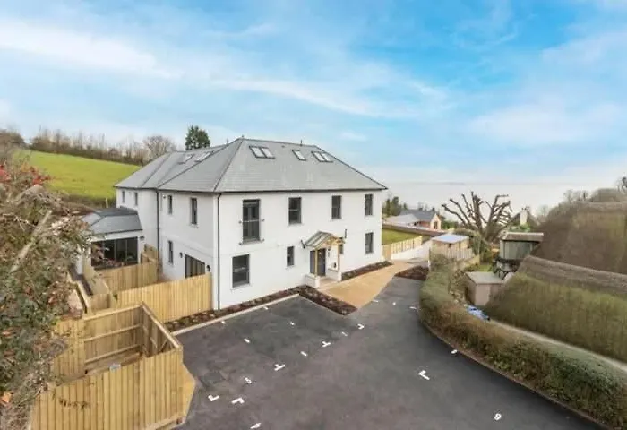 Oystercatcher Number 6 , 2 Bedrooms King Size Bed In Double Room Maidencombe Village