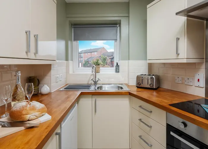 Cozy Waterfront Apartment - Free Parking & Wi-Fi