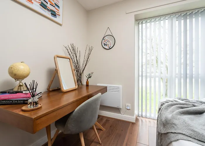 Cozy Waterfront Apartment - Free Parking & Wi-Fi