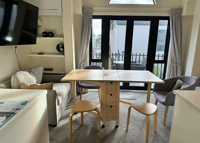 Downtown Mt Beach Apartment