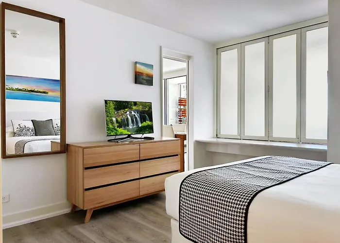 Palm Cove Beachside Apartment - Sea & Mountain Views