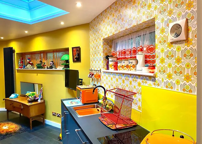 The Retro Retreat With Free Parking