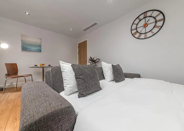 Hq Aparthotel Farnborough