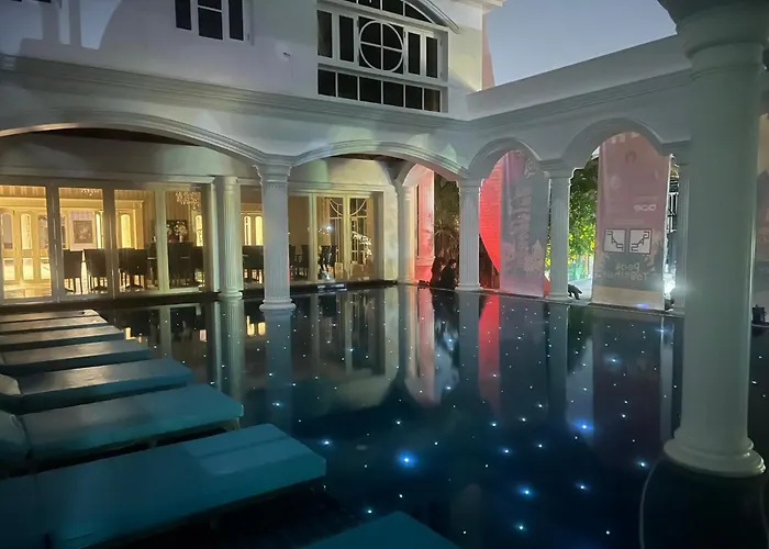 V20 Boutique Jacuzzi Hotel