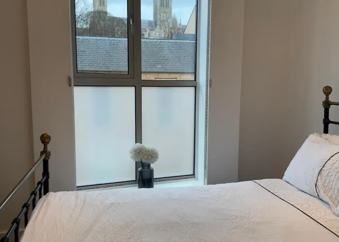 Cathedral View Apartment: Modern Central Stay with Parking
