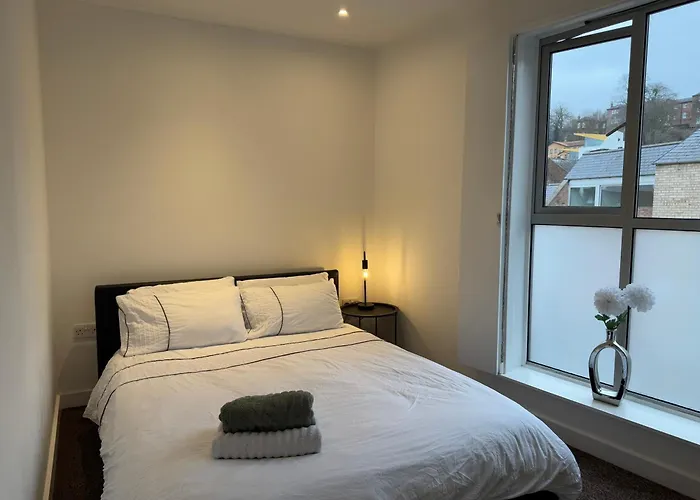 Cathedral View Apartment: Modern Central Stay with Parking