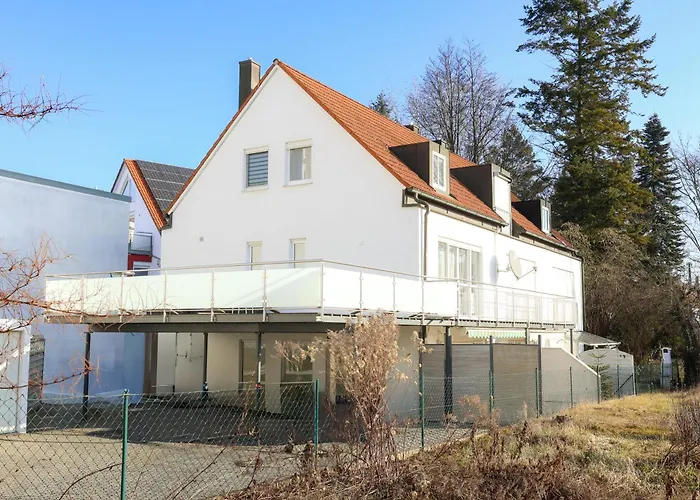 Cruwzo I Modern Centrally Located Apartment With Parking