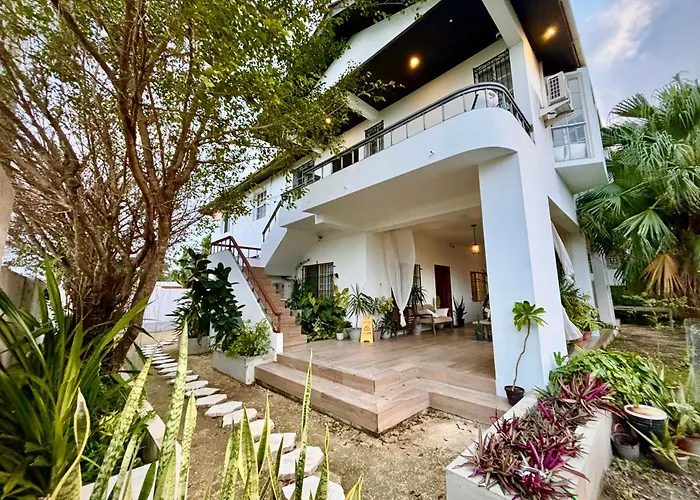 Stylish Apartments - Free Bikes, Nice Area & Cozy Patio, 10 Minutes To Airport