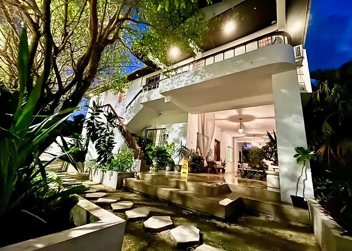 Stylish Apartments - Free Bikes, Nice Area & Cozy Patio, 10 Minutes To Airport