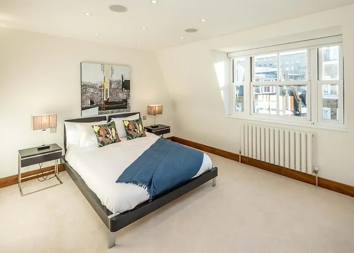 -Air Con- Luxury Townhouse - High St Kensington!