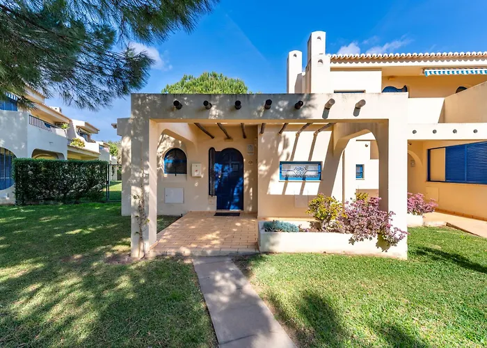 Paraiso de Alvor: Poolside Retreat Near Beach and Village