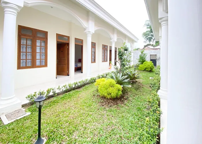 Urbanview Raden Mansion Jember