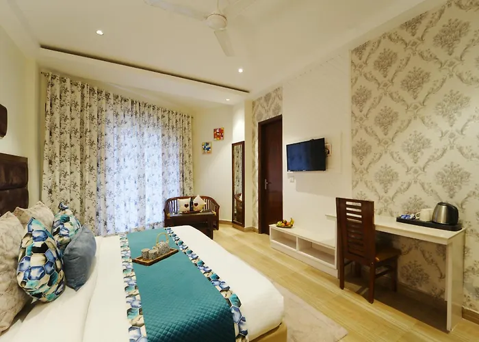 Hotel Kasauli View !! Balcony Rooms ! Terrace ! Restaurant ! Main Highway ! Garden !!