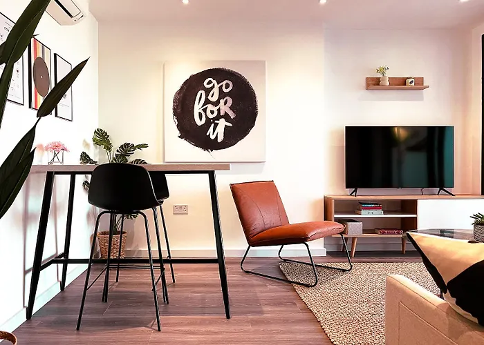 Spacious 1-Bedroom Apartment Near Kew Gardens With Balcony & Parking