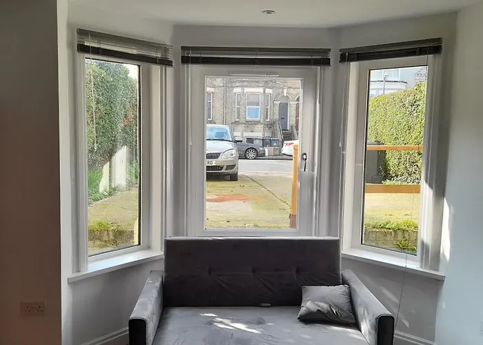 Modern 1-Bed Flat In Dover