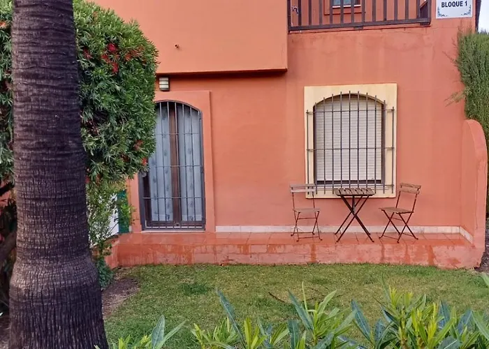 Apartamento De Tres Dormitorios Muy Espacioso Con Jardines Y Piscinas