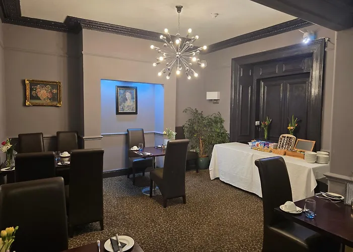 Queens Court Hotel
