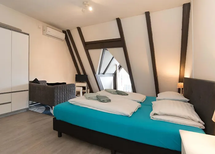 Redlight District Smokers Friendly Private Studio