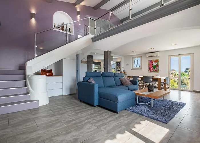 Gorgeous Home In Saint-Laurent-Du-Var
