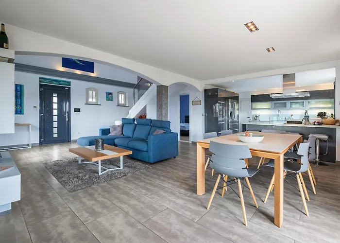 Gorgeous Home In Saint-Laurent-Du-Var