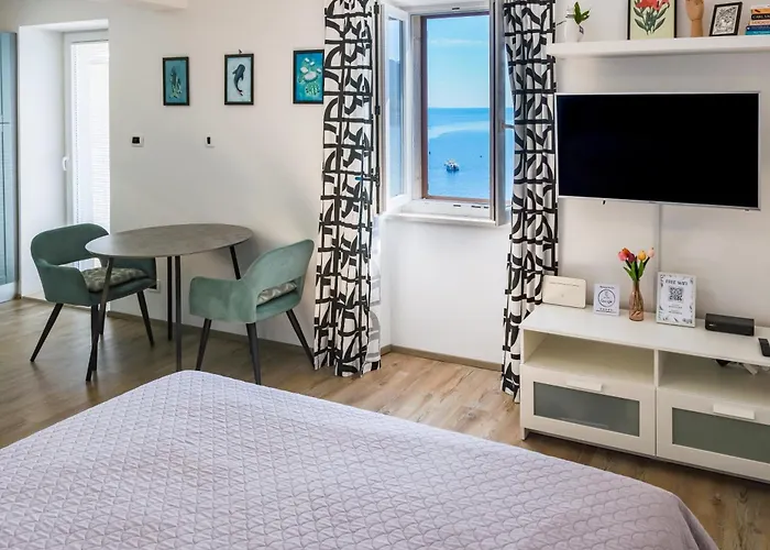 Studio Apartment Above Promenade W Terrace & Parking