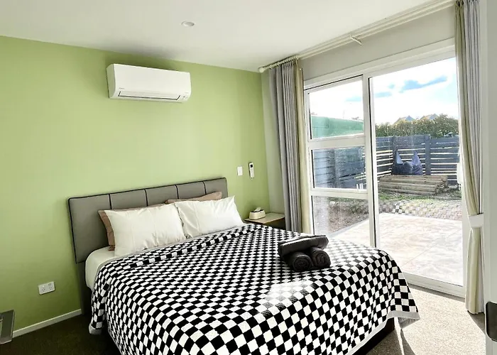 Brand New Lakeside Cozy Two Queen Rooms
