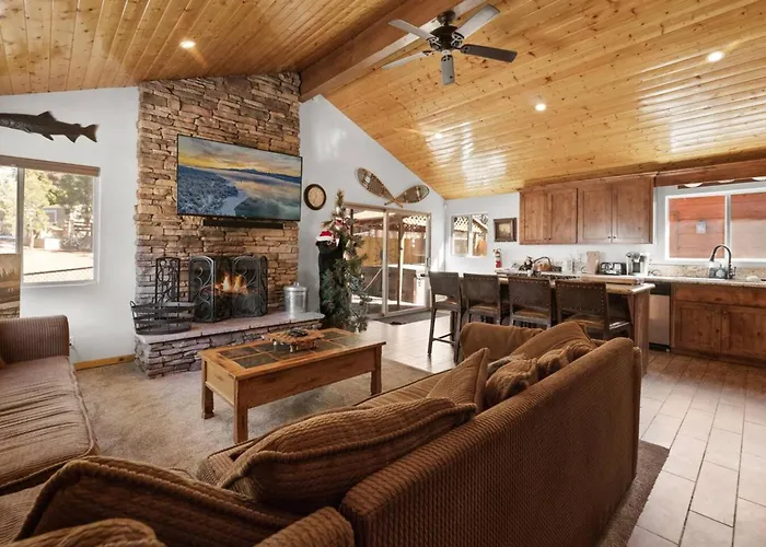 Lakeside Cottage, Charming 3-Bdrm Retreat W Hottub