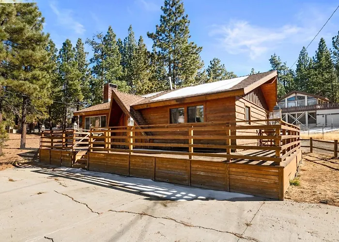 Lakeside Cottage, Charming 3-Bdrm Retreat W Hottub