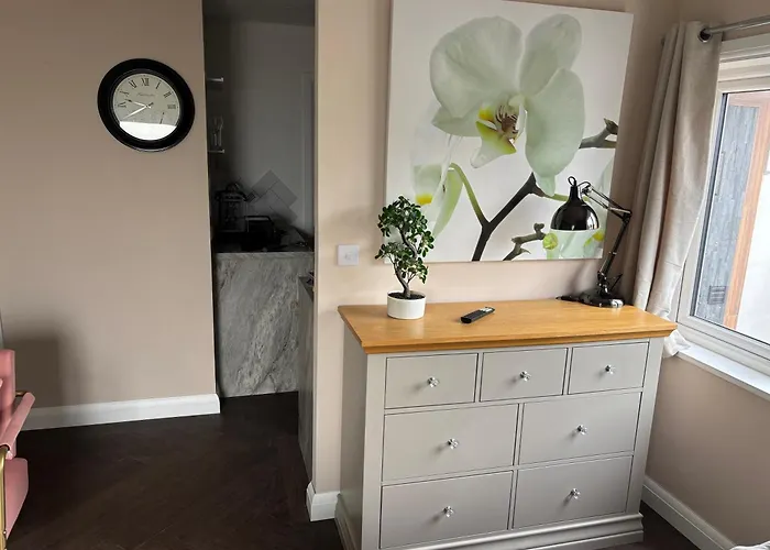 1 Double Bed Studio With Private Access And Parking