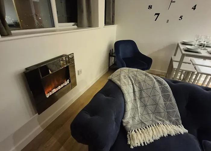 Sapphire Luxe- Basingstoke Sleeps 4 With Free Parking