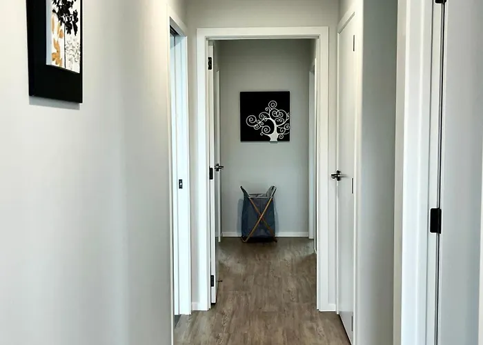 Brand New Lakeside Cozy Two Queen Rooms